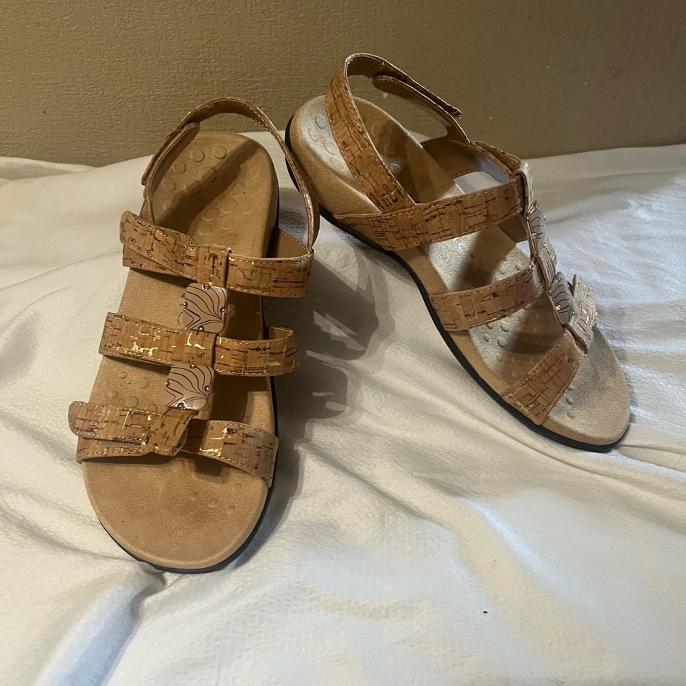 NWOB Vionic Amber Adjustable Sandals